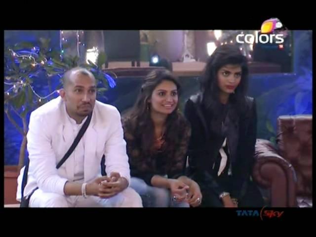 बिग बॉस: वॉर्ड्रोब मैलफंक्शन का शिकार हुईं सोनाली! bigg boss caught in bollywood malfunction
