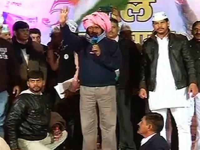 केजरीवाल पर जनसभा के दौरान पत्थर फेंका गया arvind kejriwal_