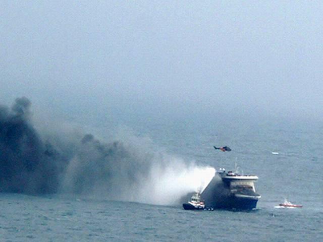 ग्रीस में जहाज में आग लगने से एक की मौत, सैकड़ों फंसे Hundreds stranded off Greece after ferry fire
