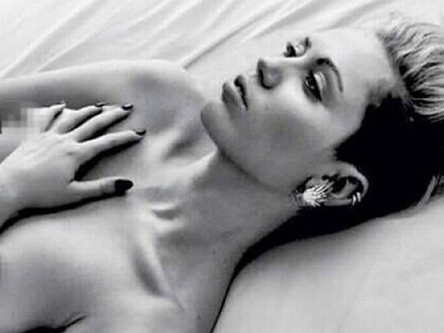समानता और सेंसरशिप कैंपेन के लिए टॉपलेस हुईं माइली miley cyrus goes topless for supporting a campaign