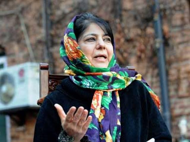 बीजेपी से परहेज नहीं होने के महबूबा ने दिए संकेत Mehbooba Mufti to meet J&K Guv today; BJP-PDP alliance likely