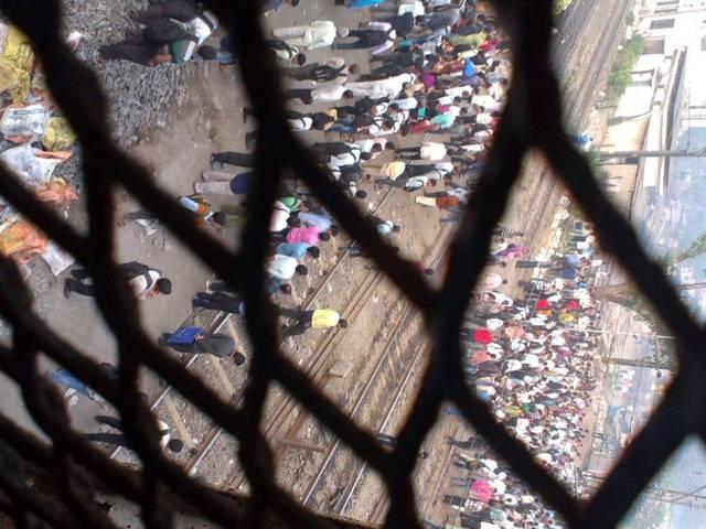 मुंबई में थमी लोकल चली, गुस्साए लोगों ने की पत्थरबाजी Central Railway suburban services hit in Mumbai