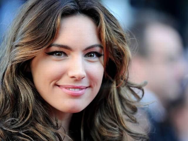 केली ब्रूक ने किया सोशल मीडिया की लत से छुटकारा पाने का संकल्प Kelly Brook to Curb Her Social Media ‘Addiction’ in 2015