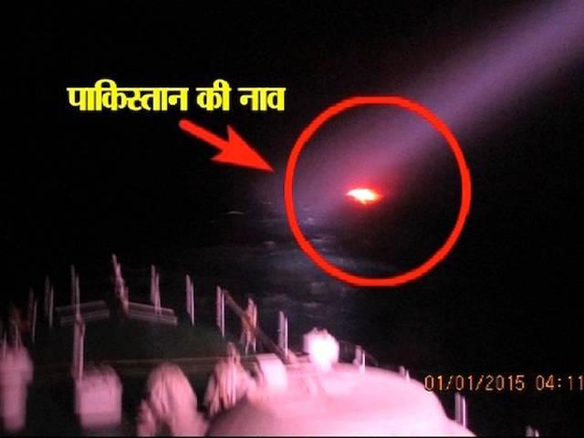 नाव से कूदकर दो आतंकी भागे, दूसरी नाव पाकिस्तान की तरफ लौटी सर्च ऑपरेशन जारी Suspicious boat: BJP hails Coast Guard, flays Pak