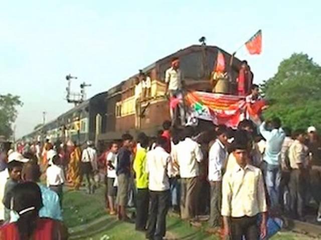 बिहार बंद: सड़क पर उतरे बीजेपी के कार्यकर्ता बिहार बंद: सड़क पर उतरे बीजेपी के कार्यकर्ता