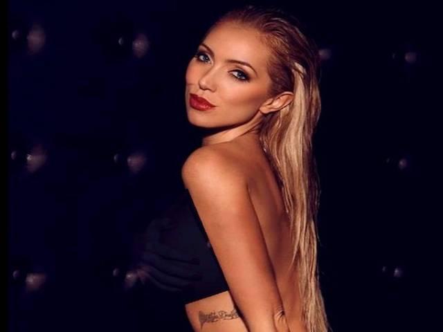 मॉडल का कामोत्तेजक फोटोशूट के लिए न्यूड पोज Aisleyne Horgan-Wallace strips naked