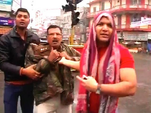 पटना एसपी ने यूपी पुलिस के जवानों की काली करतूत को किया जगजाहिर patna police capture two up police men in camera
