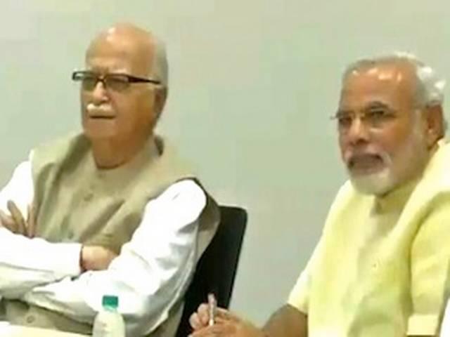 खत्म हुई दूरियां! साथ बैठे दिखे मोदी और आडवाणी खत्म हुई दूरियां! साथ बैठे दिखे मोदी और आडवाणी