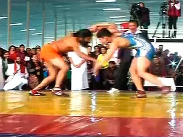 रामदेव उतरे अखाड़े में, पहलवान को दी पटखनी Baba Ramdev to wrestle on ashram’s foundation day