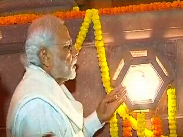 दिल्ली में 600 रुपये का LED बल्ब 10 रुपये में मिलेगा Modi launches LED bulb distribution in Delhi