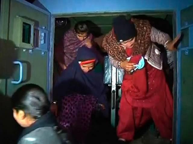 पाक की फायरिंग में BSF जवान शहीद, सांबा, कठुआ के गांवों से करीब सात हजार लोगों को बुलेटप्रुफ गाड़ियों से निकाला गया samba_kathua_pak_ceasefire_violatiion
