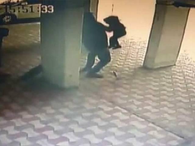 चार मंजिला इमारत से गिरने के बाद सही सलामत है चार साल की बच्ची, घटना सीसीटीवी में कैद child