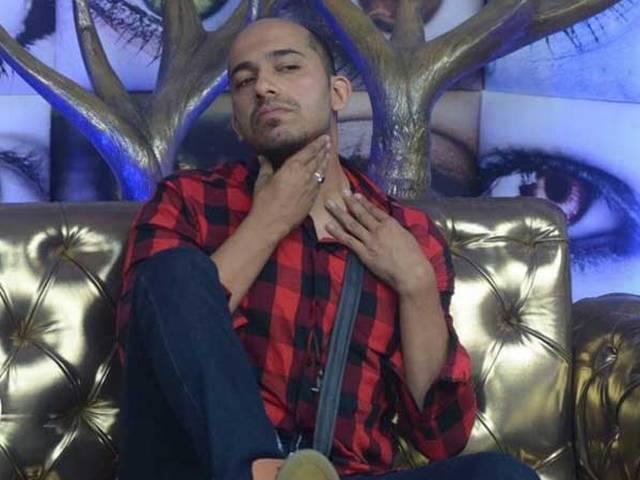 हिंसात्मक हुए एजाज़ खान, बिग बॉस ने दिखाया बाहर का रास्ता Ajaz Khan disqualified from Bigg Boss Halla Bol