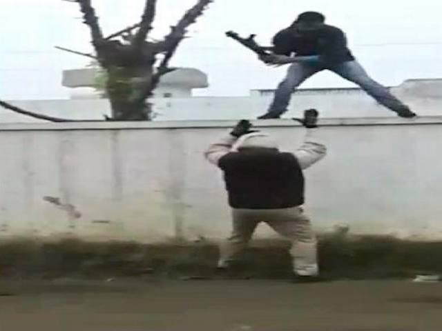 वायरल वीडियो: जब नशेड़ी ने छीन ली पुलिस वाले से कार्बाइन punjab police