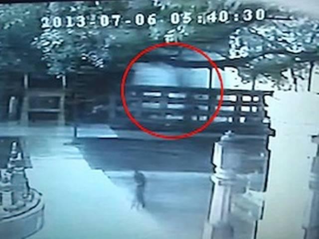 CCTV में एक महिला समेत 3 संदिग्ध की तस्वीरें कैद CCTV में एक महिला समेत 3 संदिग्ध की तस्वीरें कैद