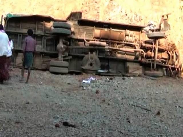 दर्दनाक हादसा: आंध्र प्रदेश के अनंतपुर में खाई में गिरी बस, 10 की मौत, 20 जख्मी andhra_bus_accident