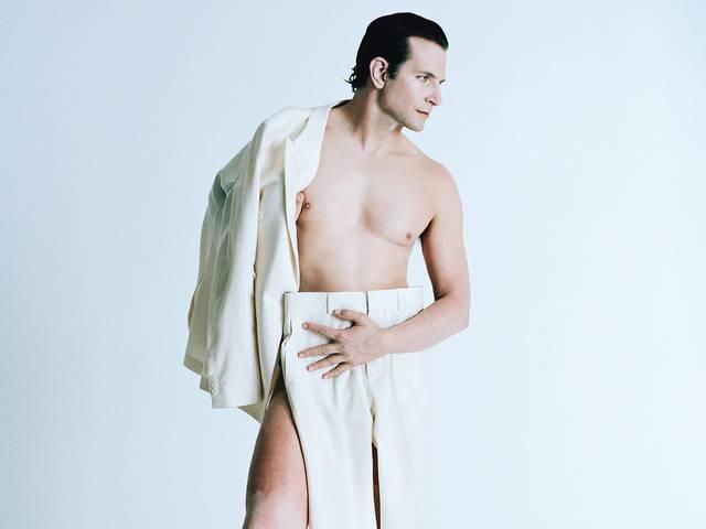 ब्रेडली ने पत्रिका के लिए दी न्यूड पोज Bradley Cooper bares it all for magazine