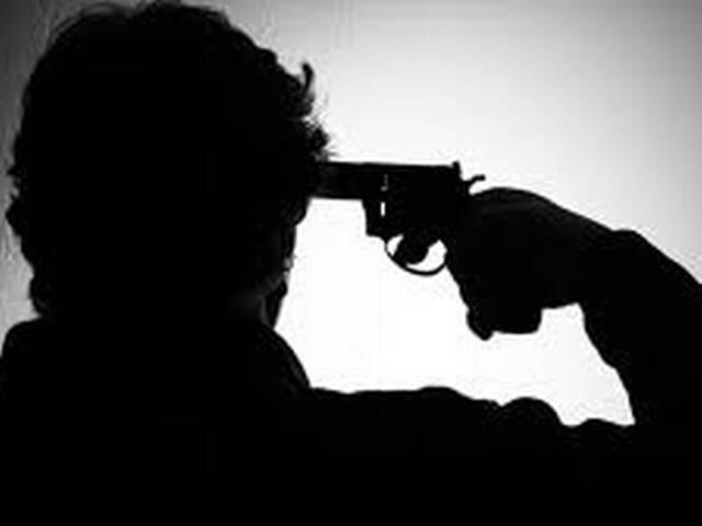 दिल्ली मेट्रो स्टेशन पर CISF कांस्टेबल ने गोली मारकर की खुदकुशी CISF constable shoots himself dead in Delhi Metro