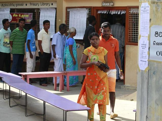 श्रीलंका में दशकों में सबसे कड़े चुनावी मुकाबले में आज मतदान Sri Lanka starts presidential polling
