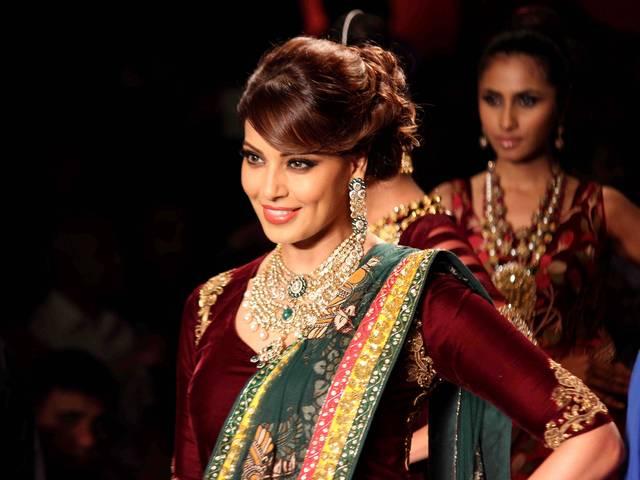 बिपाशा को नहीं करनी कॉलेज छात्रा की भूमिका bipasha basu student role