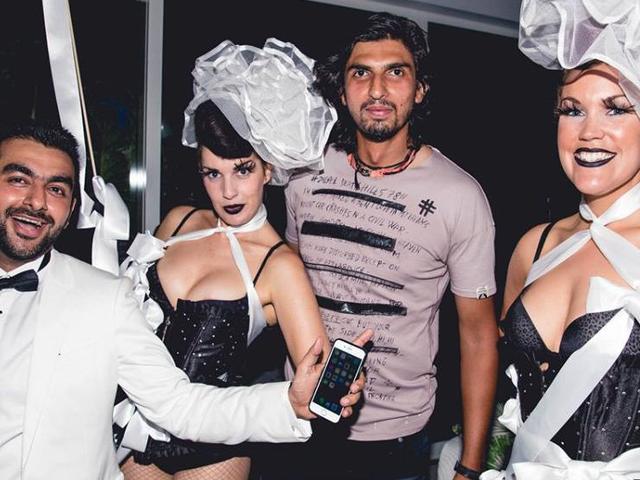 नाइट क्लब में भारतीय क्रिकेटर, एक तरफ लड़की एक तरफ ड्रिंक team india at night club