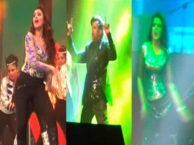 अखिलेश और पत्नी डिंपल ने रितिक के संग लगाए ठुमके Hrithik Roshan Dances With Chief Minister Akhilesh Yadav, Wife Dimple as Audience