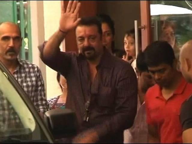 संजय दत्त की छुट्टी 14 दिन और बढ़ी SAMJAY DUTT GOT 14 DAYS MORE TOSPEND WITH FAMILY