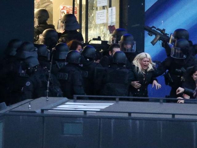 पेरिसः रेफ्रीजिरेटर और सिंक के पीछे छिप कर बचाई अपनी जान paris