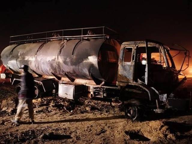 पाकिस्तान: कराची में बस और तेल टैंकर में भिड़ंत में 57 लोगों की मौत karachi_bus_oil_tanker_accident