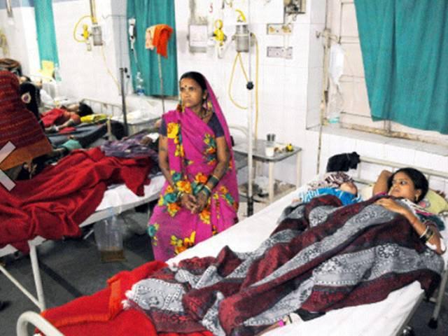 झारखंड: टॉर्च की रोशनी में 40 महिलाओं की नसबंदी In Jharkhand, Sterilisation Operation Done Under Torchlight
