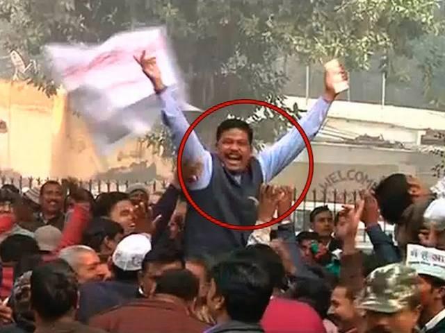 'आप' ने नोट उड़ाने वाले कार्यकर्ताओं को किया सस्पेंड aap_