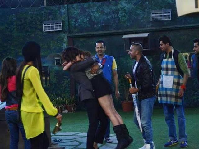 खुलासा: तो ये है बिग बॉस के घर में मोबाइल का सच Cell centre task in the Bigg Boss house