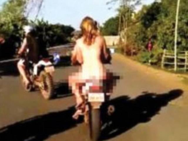 लड़की और दोस्तों के साथ निर्वस्त्र होकर बाइक दौड़ने वाला गिरफ्तार nude-bike-ride