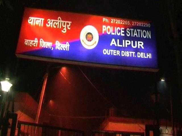 दिल्ली: अलीपुर के झंगोला गांव में शराब तस्करों ने की पुलिस कांस्टेबल की हत्या Delhi_police_constable_shoot_dead