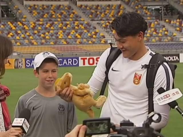 MUST WATCH: बॉलब्वॉय का चमत्कार! चीनी गोलकीपर ने बचाया गोल chines goalkeeper