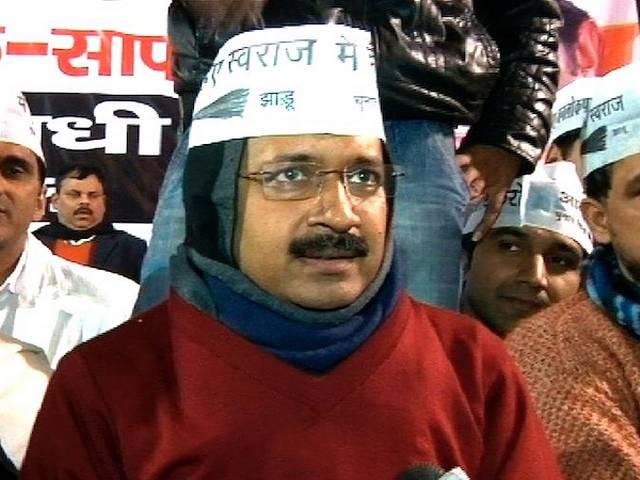 लौटा हमले का दौर, केजरीवाल की सभा में चले अंडे,पत्थर और टमाटर tomato stone hurled on Arvind Kejriwal