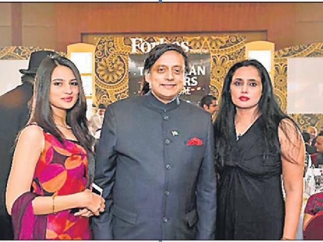 सुनंदा मामला: थरूर को मीडिया ने घेरा, हुई धक्कामुक्की sunanda pushkar case: sashi tharoor avoids media question