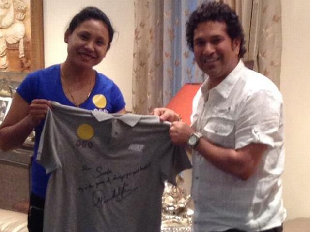 सरिता देवी से मिले तेंदुलकर, भेंट की अपनी जर्सी sachin sarita