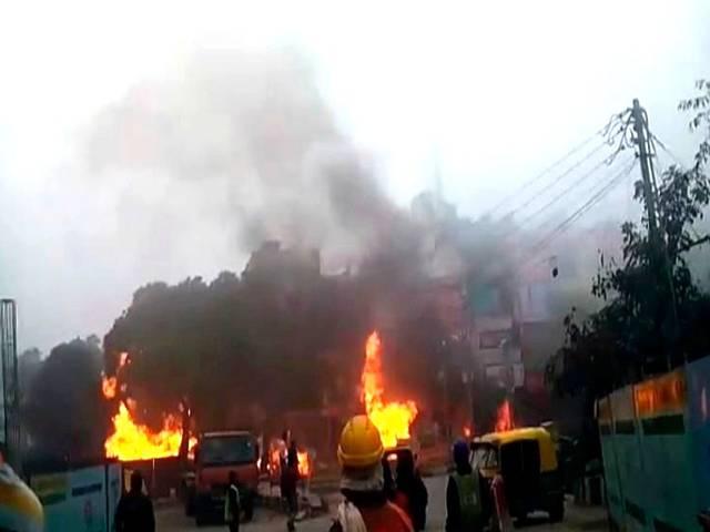 दिल्ली: IGL पाइप लाइन में लीकेज की वजह से लगी भीषण आग Gas