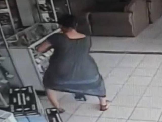 स्कर्ट के अंदर टीवी लेकर निकल गई महिला Woman steals TV by hiding it under her skirt