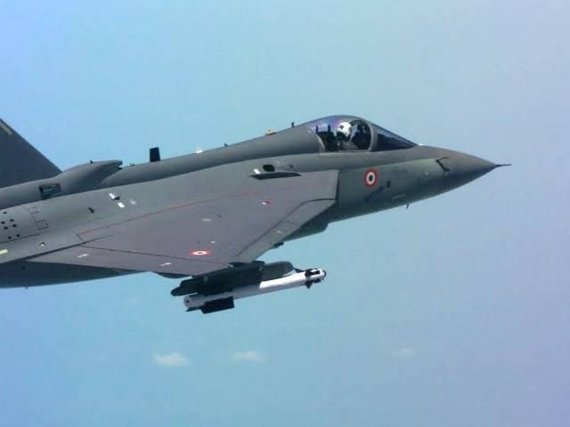 भारतीय रक्षा और विमान इतिहास में तेजस का सुनहरा हरफ Indian Air Force gets first indigenous jet Tejas
