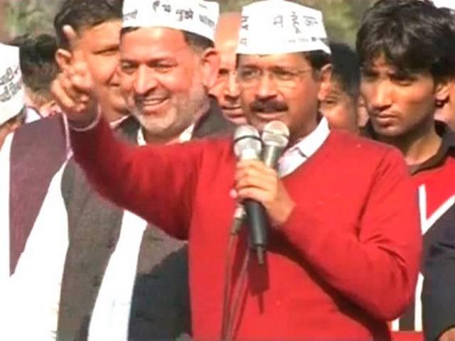 विवादों में घिरे केजरीवाल, जनता को पैसे लेने के लिए उकसाया Accept bribes from Cong, BJP but vote for AAP: Kejriwal