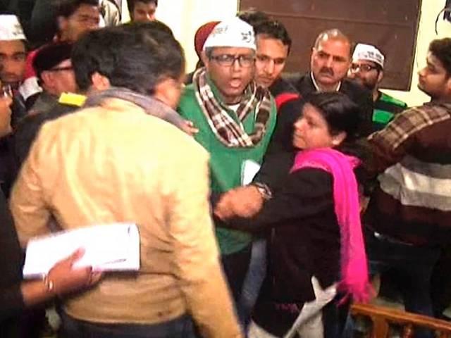 AAP के पूर्व विधायक ने आशुतोष को बनाया बंधक, दीवार कूदकर भागे AAP_MLA_ASHUTOSH