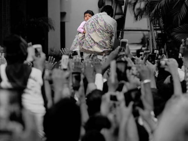 बिग बी के साथ फैंस से मिलने पहुंचीं आराध्या बच्चन Amitabh bachchan, Aradhya Bachchan meet to Fans omn Sunday