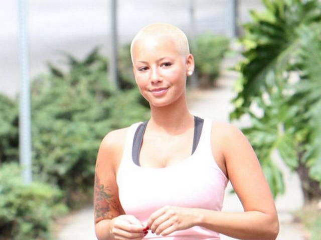स्वीमसूट में इठलाईं अंबर रोज amber rose