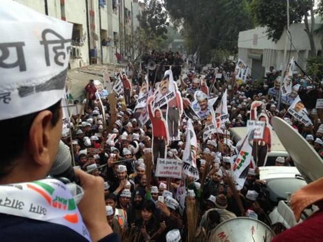 रोड शो में समर्थकों की भीड़ की वजह से केजरीवाल ने नहीं भरा नामांकन kejriwal_to_file_nomination_today