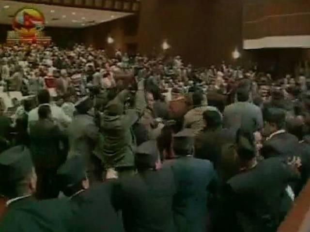 नेपाल के संविधान सभा में हंगामा, कई सांसद घायल nepal_constitution_
