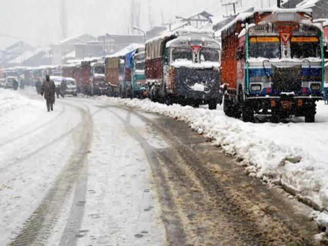 भारी बर्फबारी की वजह से श्रीनगर-जम्मू राजमार्ग बंद jammu_srinagar_highway_closed