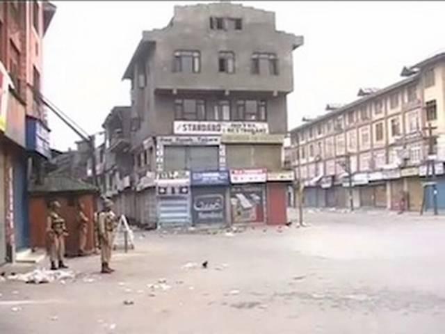 कश्मीर के शोपियां शहर में कर्फ्यू जारी कश्मीर के शोपियां शहर में कर्फ्यू जारी