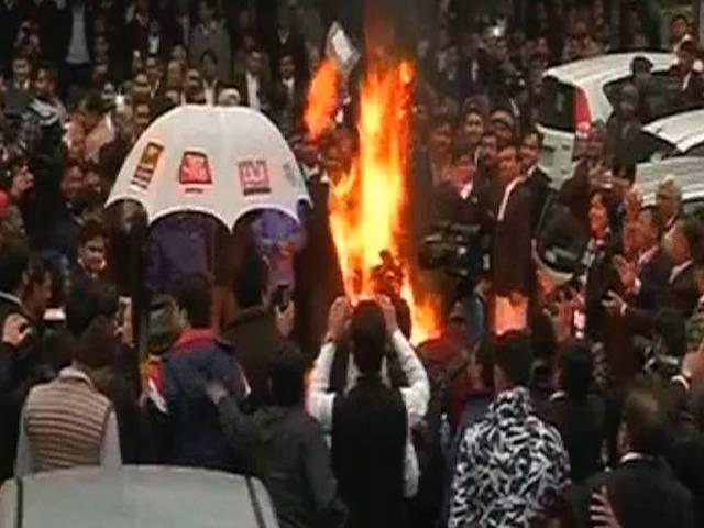 27 साल पहले चली लाठी, अब किरन बेदी से माफी की मांग protest against Kiran Bedi